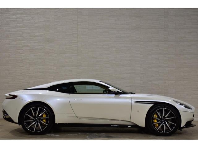 ＤＢ１１ ローンチエディション　世界１０００台限定車　スペシャルＡＭＬカラー　ドュオトーンインテリア　コントラストステッチ　ネクサスキルティングシート　レザールーフライニング　メモリ付パワーシート　イエローブレーキキャリパー（49枚目）