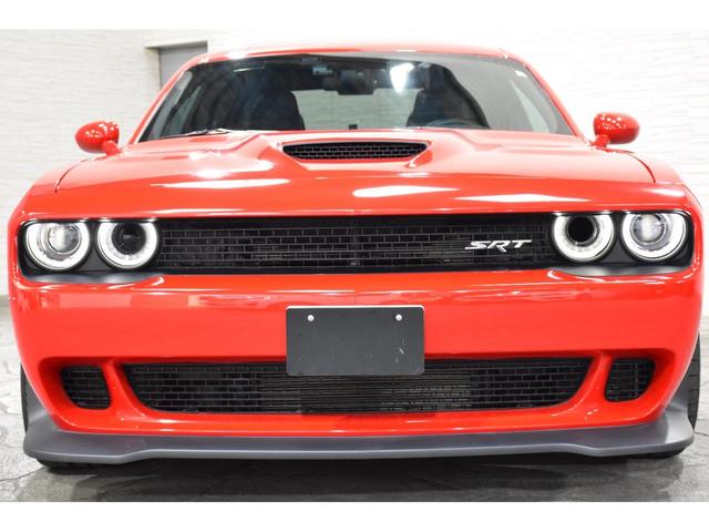 ＳＲＴ　ヘルキャット　左ハンドル車　高性能８速オートマチックトランスミッション　赤色ゲージ付きプライマリ―スピードメーター　純正２０インチマットブラックアルミホイール　レッドブレーキキャリパー　ハーマンカードンサウンド(36枚目)