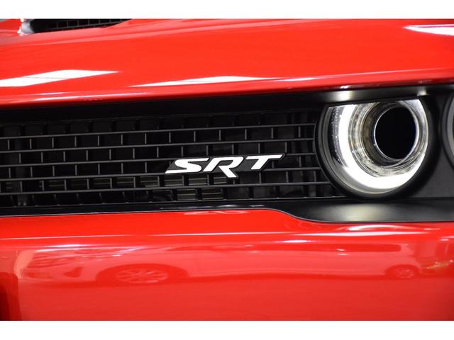 ダッジ・チャレンジャー ＳＲＴ　ヘルキャット　左ハンドル車　高性能８速オートマチックトランスミッション　赤色ゲージ付きプライマリ―スピードメーター　純正２０インチマットブラックアルミホイール　レッドブレーキキャリパー　ハーマンカードンサウンド（47枚目）