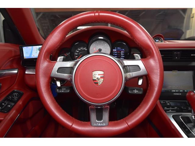 911 911カレラS カブリオレ スポーツデザインスポイラー スポクロPKG スポエキ スポーツデザインステアリングホイール BOSE クルーズコントロール リアパークアシスト シートヒーター カラークレストセンターキャップ 赤革(15枚目)
