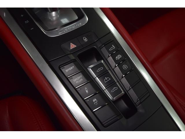 911 911カレラS カブリオレ スポーツデザインスポイラー スポクロPKG スポエキ スポーツデザインステアリングホイール BOSE クルーズコントロール リアパークアシスト シートヒーター カラークレストセンターキャップ 赤革(30枚目)