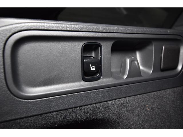 Cクラスステーションワゴン C200ステーションワゴンアバンギャルドAMGライP パノラミックスライディングルーフ ベーシックPKG レザーエクスクルーシブPKG ブラウン&ブラック革シート 前後ベンツドラレコ 純正フロアマット 純正18AW シートヒーター アンビエイトライト(42枚目)