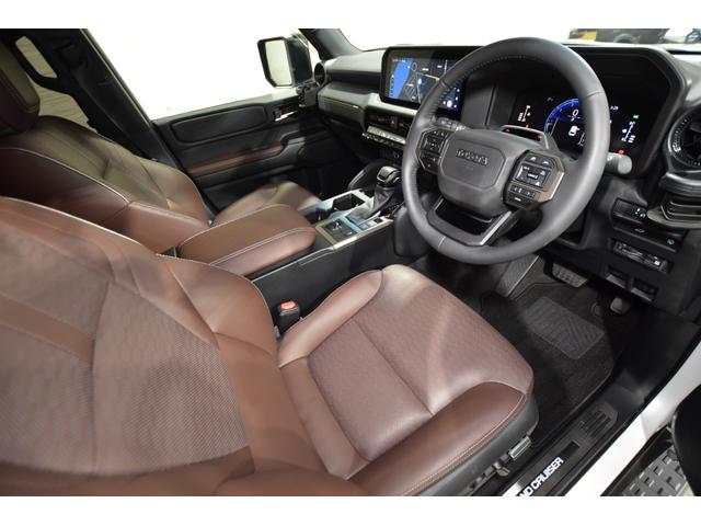 ランドクルーザー250 VXファーストエディション 丸目1眼LEDヘッドランプ モデリスタエアロ モデリスタPKG 18AWマットブラック デジタルインナーミラー サンルーフ ダークチェスト革シート シートヒーター&ベンチレーション ルーフレール(17枚目)