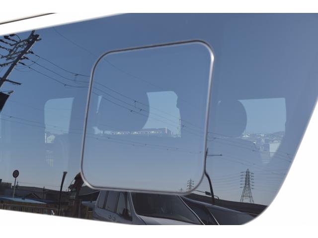 ハイエースバン スーパーGL ダークプライムII 衝突軽減/小窓/デジタルインナーミラー/レーンキープ/全方位カメラ/レーンキープ/ハーフレザーシート/オートライト/オートマチックハイビーム/室内フロアーマット付き/小物入れ/エアーバック/(31枚目)