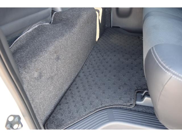 ハイエースバン スーパーGL ダークプライムII 衝突軽減/小窓/デジタルインナーミラー/レーンキープ/全方位カメラ/レーンキープ/ハーフレザーシート/オートライト/オートマチックハイビーム/室内フロアーマット付き/小物入れ/エアーバック/(64枚目)