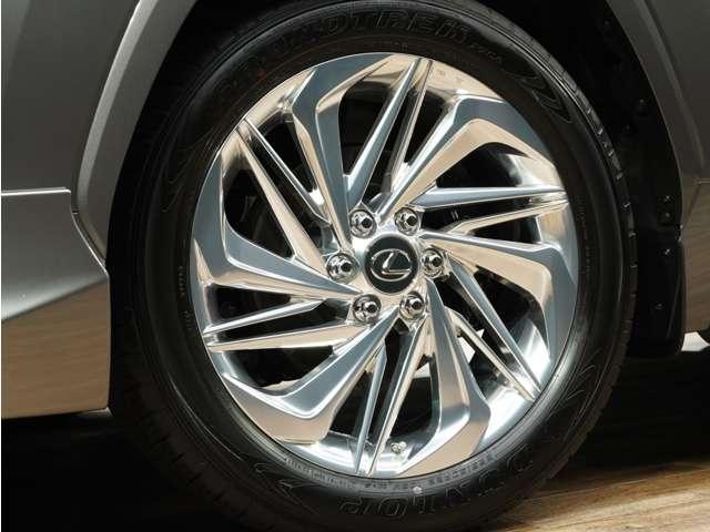 当社では【自社整備工場】も完備！納車前の点検はもちろんお客様に快適に乗っていただくために、ふだん見ることのない車輌底部やタイヤハウス、エンジンルームなど不可視部分まで徹底的に仕上げております。