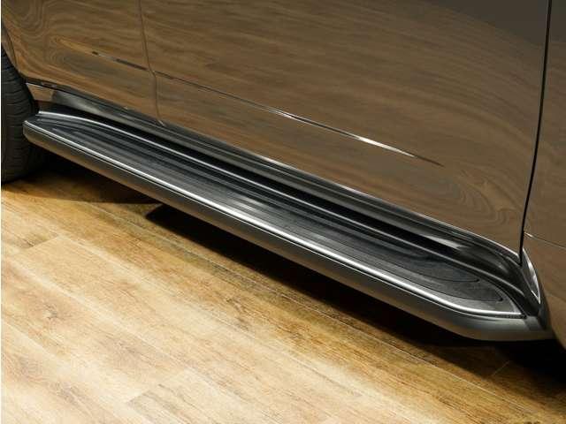 当社では【自社整備工場】も完備！納車前の点検はもちろんお客様に快適に乗っていただくために、ふだん見ることのない車輌底部やタイヤハウス、エンジンルームなど不可視部分まで徹底的に仕上げております。