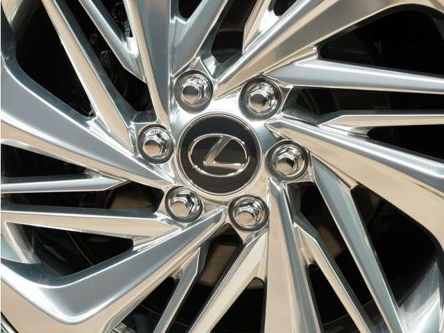 当店はレクサス車をメインにトヨタ車、外車を、常時１００台程の在庫車を所有しております！ご来店前には必ずご連絡をお願いしております！ご来店予約、在庫確認は【０７２−２６７−７２２２】までお願い致します！