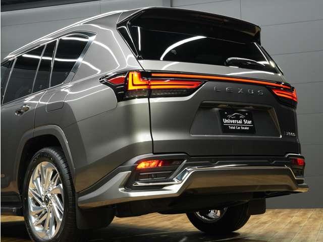 当社では【自社整備工場】も完備！納車前の点検はもちろんお客様に快適に乗っていただくために、ふだん見ることのない車輌底部やタイヤハウス、エンジンルームなど不可視部分まで徹底的に仕上げております。