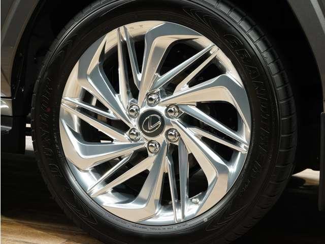 当店では、ご契約いただいた車両に、『レクサスメーカー保証』をお付けいただけます！遠方のお客様や、納車後に弊社にてメンテナンスが難しいお客様にも、安心してご契約が可能となります！最上級保証プランです！