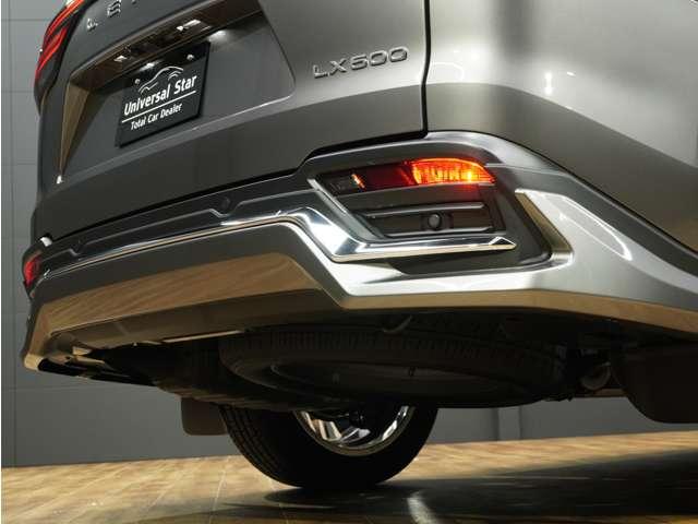 当社ではお客様のあらゆるご要望に応えられるように【自社カスタム工場】を完備！、大口径ホイールの組み替えも可能なタイヤチェンジャーを備えておりますので、インチアップをご検討のお客様はどうぞご相談下さい！