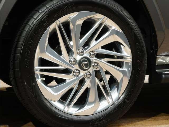 当店はレクサス車をメインにトヨタ車、外車を、常時１００台程の在庫車を所有しております！ご来店前には必ずご連絡をお願いしております！ご来店予約、在庫確認は【０７２−２６７−７２２２】までお願い致します！