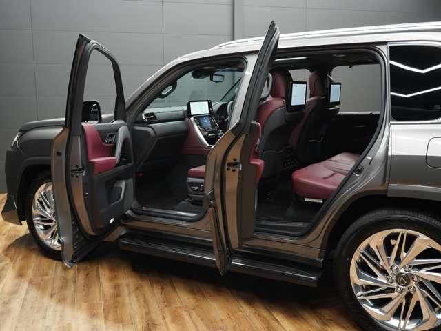 当店では、ご契約いただいた車両に、『レクサスメーカー保証』をお付けいただけます！遠方のお客様や、納車後に弊社にてメンテナンスが難しいお客様にも、安心してご契約が可能となります！最上級保証プランです！