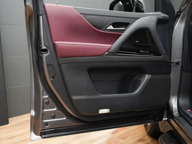 当社では【自社整備工場】も完備！納車前の点検はもちろんお客様に快適に乗っていただくために、ふだん見ることのない車輌底部やタイヤハウス、エンジンルームなど不可視部分まで徹底的に仕上げております。