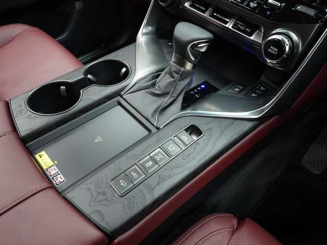 当社では【自社整備工場】も完備！納車前の点検はもちろんお客様に快適に乗っていただくために、ふだん見ることのない車輌底部やタイヤハウス、エンジンルームなど不可視部分まで徹底的に仕上げております。