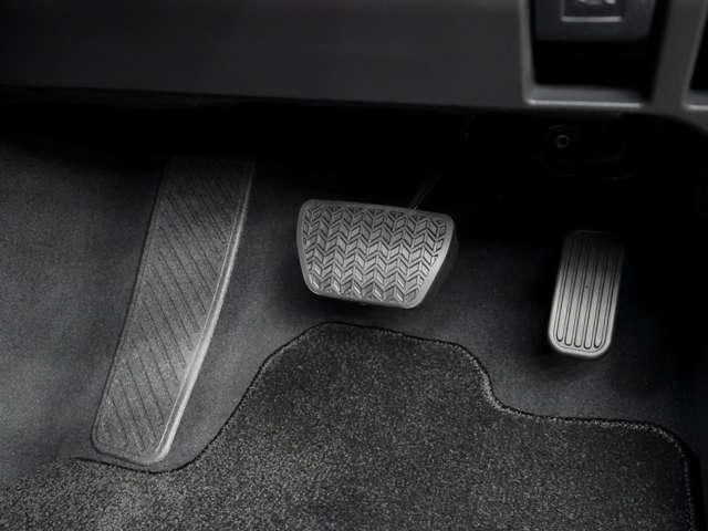 当店はレクサス車をメインにトヨタ車、外車を、常時１００台程の在庫車を所有しております！ご来店前には必ずご連絡をお願いしております！ご来店予約、在庫確認は【０７２−２６７−７２２２】までお願い致します！