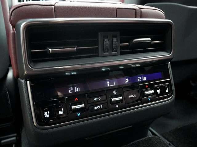 当店はレクサス車をメインにトヨタ車、外車を、常時１００台程の在庫車を所有しております！ご来店前には必ずご連絡をお願いしております！ご来店予約、在庫確認は【０７２−２６７−７２２２】までお願い致します！