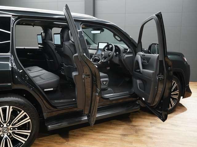 当社では【自社整備工場】も完備！納車前の点検はもちろんお客様に快適に乗っていただくために、ふだん見ることのない車輌底部やタイヤハウス、エンジンルームなど不可視部分まで徹底的に仕上げております。