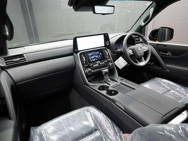 当店はレクサス車をメインにトヨタ車、外車を、常時１００台程の在庫車を所有しております！ご来店前には必ずご連絡をお願いしております！ご来店予約、在庫確認は【０７２−２６７−７２２２】までお願い致します！