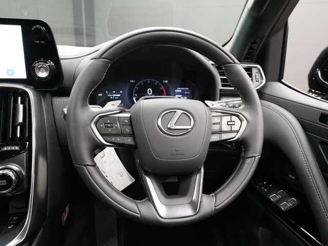 当店では、ご契約いただいた車両に、『レクサスメーカー保証』をお付けいただけます！遠方のお客様や、納車後に弊社にてメンテナンスが難しいお客様にも、安心してご契約が可能となります！最上級保証プランです！