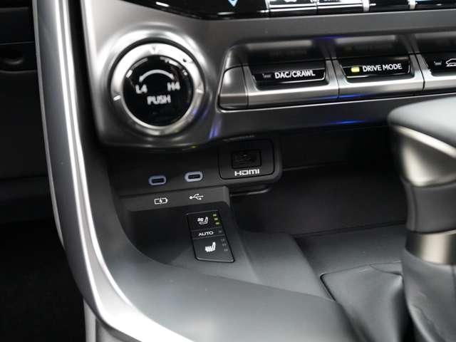 当社では【自社整備工場】も完備！納車前の点検はもちろんお客様に快適に乗っていただくために、ふだん見ることのない車輌底部やタイヤハウス、エンジンルームなど不可視部分まで徹底的に仕上げております。