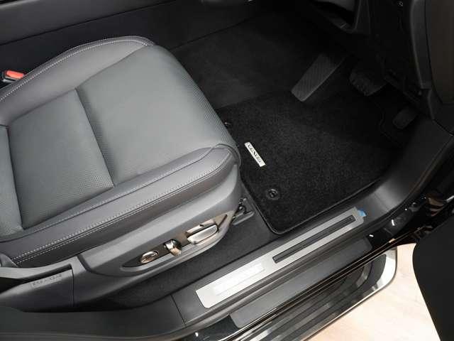 当店はレクサス車をメインにトヨタ車、外車を、常時１００台程の在庫車を所有しております！ご来店前には必ずご連絡をお願いしております！ご来店予約、在庫確認は【０７２−２６７−７２２２】までお願い致します！