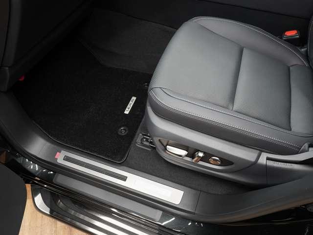 当店では【自社板金塗装工場】も完備！板金塗装全般、エアロの取付、その他のカスタムのご相談もお受けさせて頂きます！ご納車後に万が一のトラブルにも、柔軟にご対応できますので、是非ご活用下さいませ♪