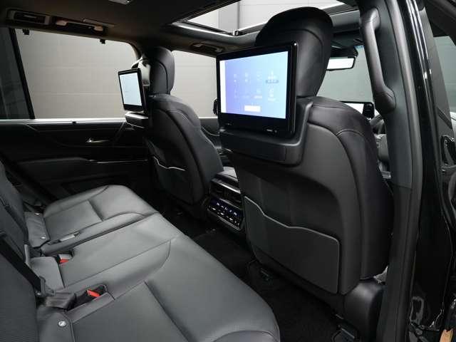 当社では【自社整備工場】も完備！納車前の点検はもちろんお客様に快適に乗っていただくために、ふだん見ることのない車輌底部やタイヤハウス、エンジンルームなど不可視部分まで徹底的に仕上げております。