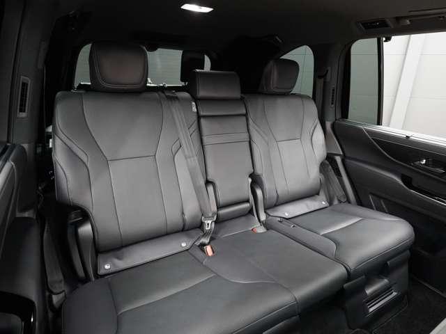 当社ではお客様のあらゆるご要望に応えられるように【自社カスタム工場】を完備！、大口径ホイールの組み替えも可能なタイヤチェンジャーを備えておりますので、インチアップをご検討のお客様はどうぞご相談下さい！