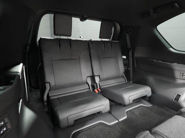 当店はレクサス車をメインにトヨタ車、外車を、常時１００台程の在庫車を所有しております！ご来店前には必ずご連絡をお願いしております！ご来店予約、在庫確認は【０７２−２６７−７２２２】までお願い致します！