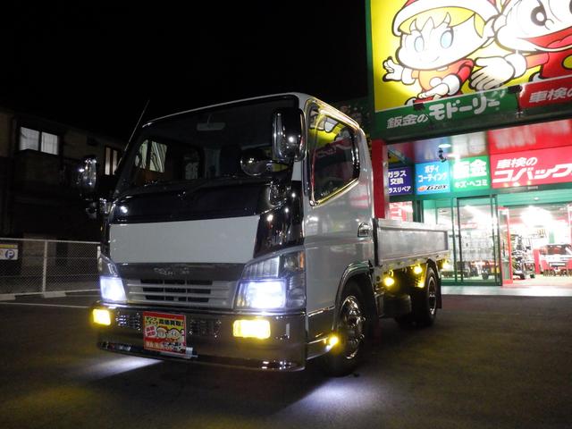 キャンター 全低床平ボディー２ｔ　花魁メッキ　ジェネレーション　静岡県産当社下取車　平１０尺ボディー　床あおり鉄板貼り　縞板プロテクタ　ステンレスフェンダ　社外キルトドロヨケ　ＬＥＤサイドマーカー　メッキパーツ　ホイールライナ　花魁ＬＥＤテールランプ＆シーケンＷ（13枚目）