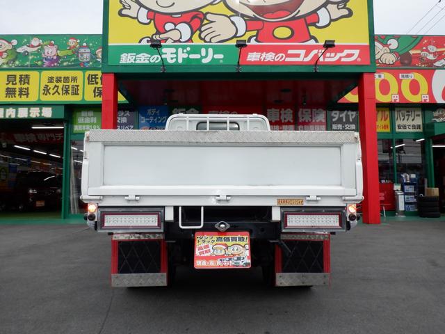 キャンター 全低床平ボディー２ｔ　花魁メッキ　ジェネレーション　静岡県産当社下取車　平１０尺ボディー　床あおり鉄板貼り　縞板プロテクタ　ステンレスフェンダ　社外キルトドロヨケ　ＬＥＤサイドマーカー　メッキパーツ　ホイールライナ　花魁ＬＥＤテールランプ＆シーケンＷ（23枚目）