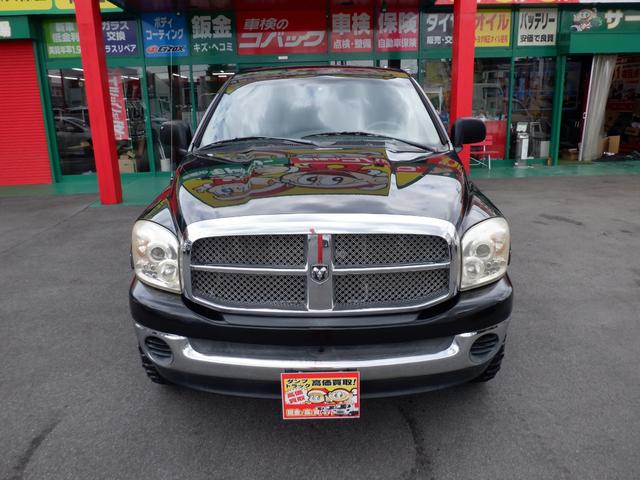 ダッジ・ラム ラム４ＷＤ６人乗りＶ８２００８モデル１ナンバー　４７００ＣＣオートマチックＦＵＥＬオフロードホイール３３インチ　リフトアップ　Ｓｕｍｍｉｔレーシングステップバー　ＬＥＤヘッド＆スモークテール　ＵＳ純正ベッドライナ　クロムバンパー＆グリル（7枚目）