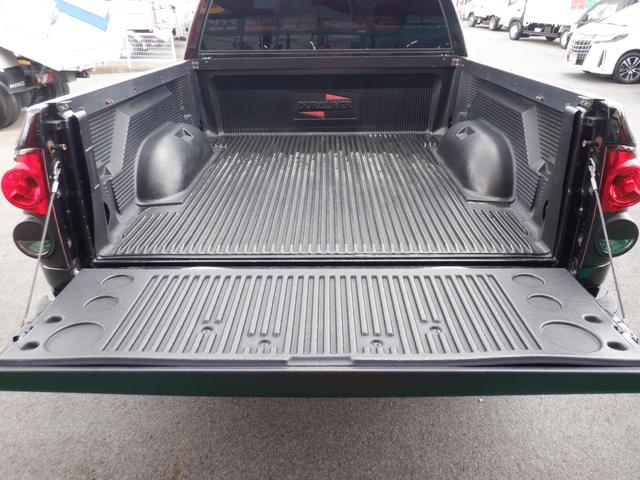 ダッジ・ラム ラム４ＷＤ６人乗りＶ８２００８モデル１ナンバー　４７００ＣＣオートマチックＦＵＥＬオフロードホイール３３インチ　リフトアップ　Ｓｕｍｍｉｔレーシングステップバー　ＬＥＤヘッド＆スモークテール　ＵＳ純正ベッドライナ　クロムバンパー＆グリル（8枚目）