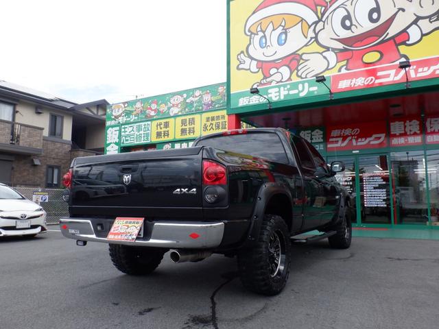 ダッジ・ラム ラム４ＷＤ６人乗りＶ８２００８モデル１ナンバー　４７００ＣＣオートマチックＦＵＥＬオフロードホイール３３インチ　リフトアップ　Ｓｕｍｍｉｔレーシングステップバー　ＬＥＤヘッド＆スモークテール　ＵＳ純正ベッドライナ　クロムバンパー＆グリル（16枚目）