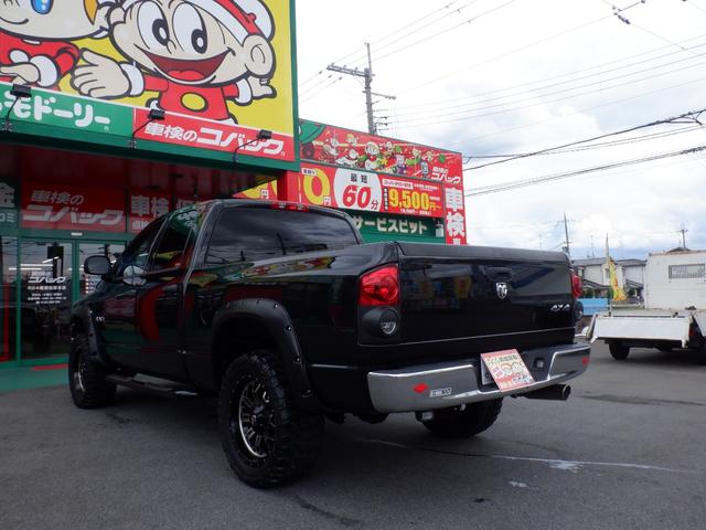 ダッジ・ラム ラム４ＷＤ６人乗りＶ８２００８モデル１ナンバー　４７００ＣＣオートマチックＦＵＥＬオフロードホイール３３インチ　リフトアップ　Ｓｕｍｍｉｔレーシングステップバー　ＬＥＤヘッド＆スモークテール　ＵＳ純正ベッドライナ　クロムバンパー＆グリル（17枚目）