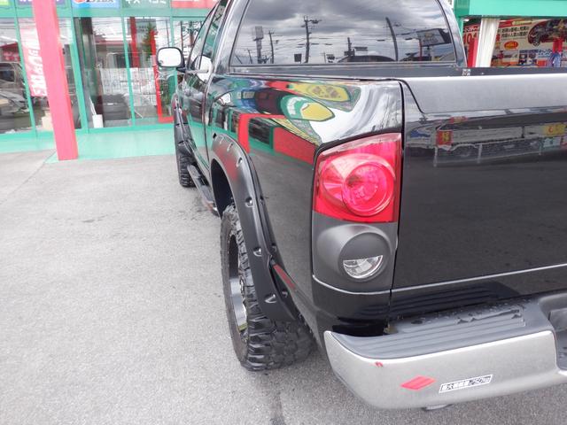 ダッジ・ラム ラム４ＷＤ６人乗りＶ８２００８モデル１ナンバー　４７００ＣＣオートマチックＦＵＥＬオフロードホイール３３インチ　リフトアップ　Ｓｕｍｍｉｔレーシングステップバー　ＬＥＤヘッド＆スモークテール　ＵＳ純正ベッドライナ　クロムバンパー＆グリル（18枚目）