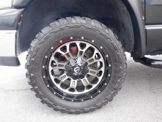 ダッジ・ラム ラム４ＷＤ６人乗りＶ８２００８モデル１ナンバー　４７００ＣＣオートマチックＦＵＥＬオフロードホイール３３インチ　リフトアップ　Ｓｕｍｍｉｔレーシングステップバー　ＬＥＤヘッド＆スモークテール　ＵＳ純正ベッドライナ　クロムバンパー＆グリル（25枚目）