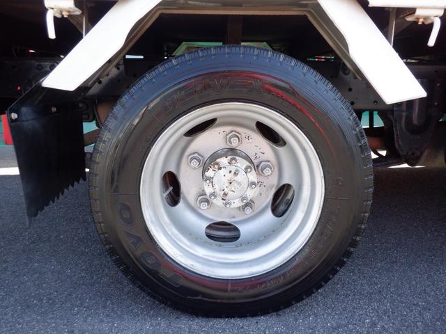 アトラストラック アーム式パワーゲート新明和　平床２ｔ　４ナンバー　荷台床縞鉄　茨木県産ワンオーナー自社下取車　５ＭＴ　２ＷＤ　新明和パワーゲートアーム式　左電格ミラー　荷台床縞鋼板鉄板貼　ＮＯＸ／ＰＭ対策地域外　レザー調シートカバー　ＥＴＣ　新タイヤ交換（27枚目）