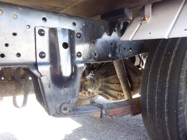 アトラストラック アーム式パワーゲート新明和　平床２ｔ　４ナンバー　荷台床縞鉄　茨木県産ワンオーナー自社下取車　５ＭＴ　２ＷＤ　新明和パワーゲートアーム式　左電格ミラー　荷台床縞鋼板鉄板貼　ＮＯＸ／ＰＭ対策地域外　レザー調シートカバー　ＥＴＣ　新タイヤ交換（33枚目）