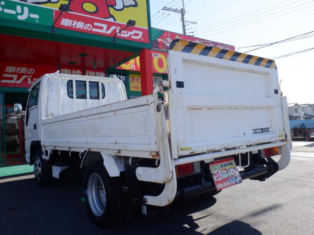 アトラストラック アーム式パワーゲート新明和　平床２ｔ　４ナンバー　荷台床縞鉄　茨木県産ワンオーナー自社下取車　５ＭＴ　２ＷＤ　新明和パワーゲートアーム式　左電格ミラー　荷台床縞鋼板鉄板貼　ＮＯＸ／ＰＭ対策地域外　レザー調シートカバー　ＥＴＣ　新タイヤ交換（43枚目）