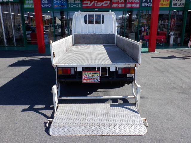 アトラストラック アーム式パワーゲート新明和　平床２ｔ　４ナンバー　荷台床縞鉄　茨木県産ワンオーナー自社下取車　５ＭＴ　２ＷＤ　新明和パワーゲートアーム式　左電格ミラー　荷台床縞鋼板鉄板貼　ＮＯＸ／ＰＭ対策地域外　レザー調シートカバー　ＥＴＣ　新タイヤ交換（45枚目）