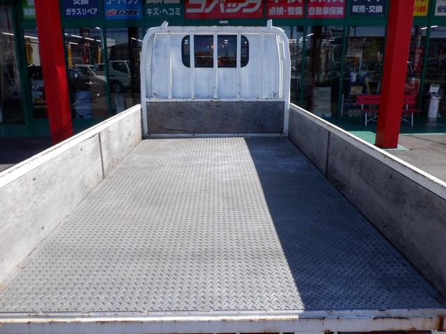 アトラストラック アーム式パワーゲート新明和　平床２ｔ　４ナンバー　荷台床縞鉄　茨木県産ワンオーナー自社下取車　５ＭＴ　２ＷＤ　新明和パワーゲートアーム式　左電格ミラー　荷台床縞鋼板鉄板貼　ＮＯＸ／ＰＭ対策地域外　レザー調シートカバー　ＥＴＣ　新タイヤ交換（47枚目）