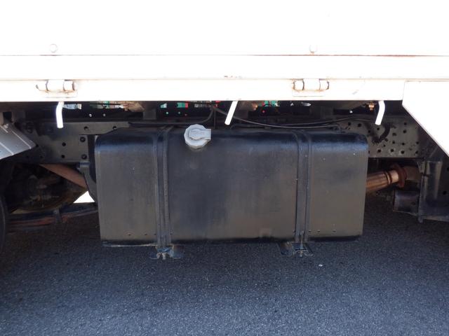 アトラストラック アーム式パワーゲート新明和　平床２ｔ　４ナンバー　荷台床縞鉄　茨木県産ワンオーナー自社下取車　５ＭＴ　２ＷＤ　新明和パワーゲートアーム式　左電格ミラー　荷台床縞鋼板鉄板貼　ＮＯＸ／ＰＭ対策地域外　レザー調シートカバー　ＥＴＣ　新タイヤ交換（56枚目）