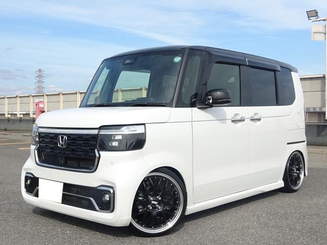 Ｎ－ＢＯＸカスタム ターボ白黒ツートンカラー９型ナビ全方位カメラ１７インチ車高調　・ＯＰ全方位カメラ・９インチＴＶナビ・車高調・１７インチワイドホイル・ワイドフェンダー加工・シートヒーター付ハーフレザー調シート・シートバックテーブル・両側電動スライド・電子パーキング・ドラレコ（4枚目）