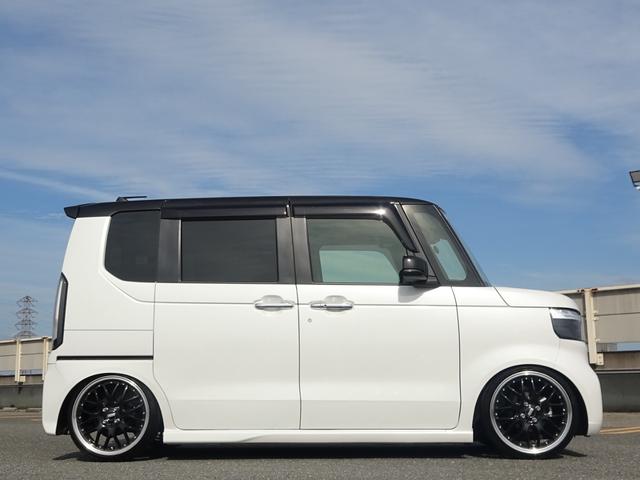 Ｎ－ＢＯＸカスタム ターボ白黒ツートンカラー９型ナビ全方位カメラ１７インチ車高調　・ＯＰ全方位カメラ・９インチＴＶナビ・車高調・１７インチワイドホイル・ワイドフェンダー加工・シートヒーター付ハーフレザー調シート・シートバックテーブル・両側電動スライド・電子パーキング・ドラレコ（5枚目）