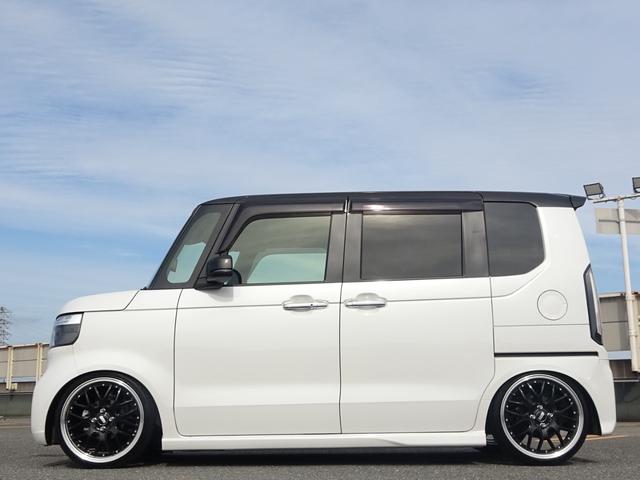 Ｎ－ＢＯＸカスタム ターボ白黒ツートンカラー９型ナビ全方位カメラ１７インチ車高調　・ＯＰ全方位カメラ・９インチＴＶナビ・車高調・１７インチワイドホイル・ワイドフェンダー加工・シートヒーター付ハーフレザー調シート・シートバックテーブル・両側電動スライド・電子パーキング・ドラレコ（6枚目）