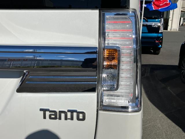 タント カスタムRS 15インチアルミホイール 大型エアロバンパー LEDヘッドランプ オート格納式カラードドアミラー 本革巻ステアリングホイール 両側パワースライドドア(4枚目)