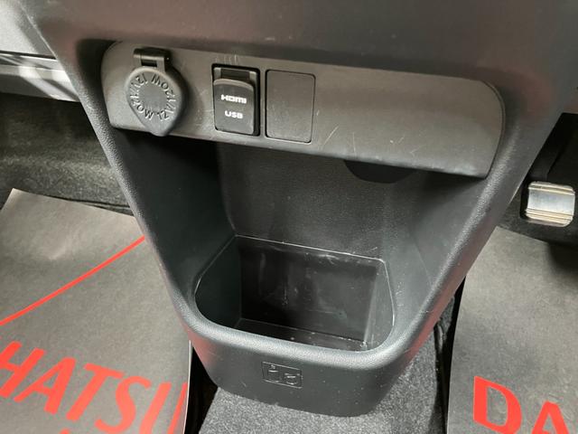 ムーヴキャンバス ＧメイクアップＶＳ　ＳＡＩＩＩ　１４インチフルホイールキャップ　ＬＥＤヘッドランプ　キーフリーシステム　両側パワースライドドア　オートエアコン（プッシュ式）　オートライト　置きラクボックス（8枚目）