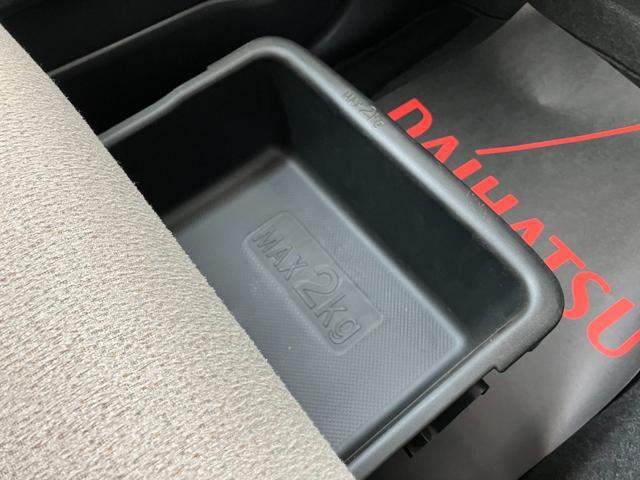 ムーヴキャンバス ＧメイクアップＶＳ　ＳＡＩＩＩ　１４インチフルホイールキャップ　ＬＥＤヘッドランプ　キーフリーシステム　両側パワースライドドア　オートエアコン（プッシュ式）　オートライト　置きラクボックス（20枚目）